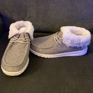 Women size 9 hey dude